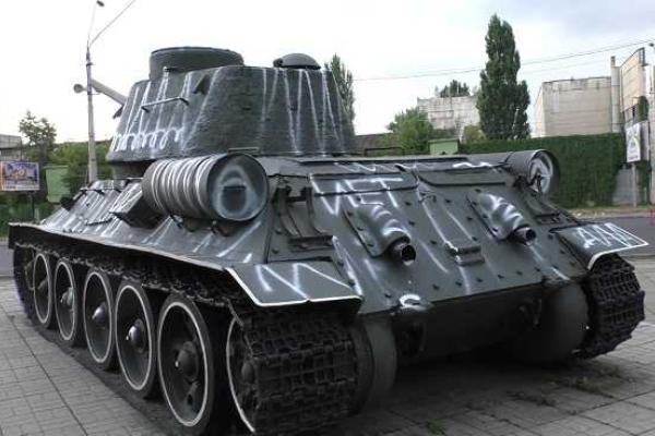 В Киеве пьяные супруги, возомнив себя художниками, разрисовали танк-памятник В Киеве пьяные супруги, возомнив себя художниками, разрисовали танк-памятник