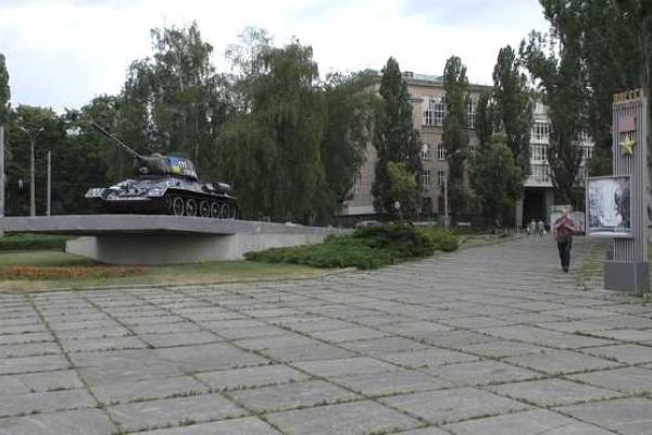 В Киеве пьяные супруги, возомнив себя художниками, разрисовали танк-памятник В Киеве пьяные супруги, возомнив себя художниками, разрисовали танк-памятник