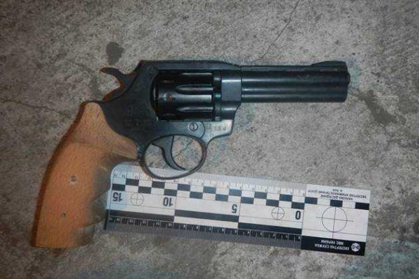 В Киеве задержан вооруженный "кавалер", нападавший на девушек с целью наживы В Киеве задержан вооруженный "кавалер", нападавший на девушек с целью наживы