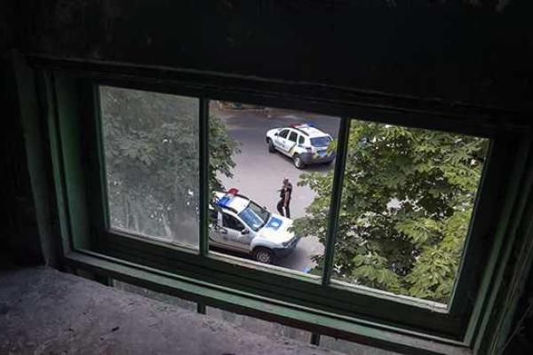 Пьяный мариуполец пошел к приятелю выбивать долг, прихватив боевую гранату Пьяный мариуполец пошел к приятелю выбивать долг, прихватив боевую гранату