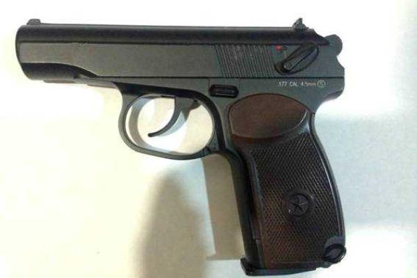 В Киеве задержана группа иностранцев гонявшая по городу со стрельбой на "Mercedes" В Киеве задержана группа иностранцев гонявшая по городу со стрельбой на "Mercedes"