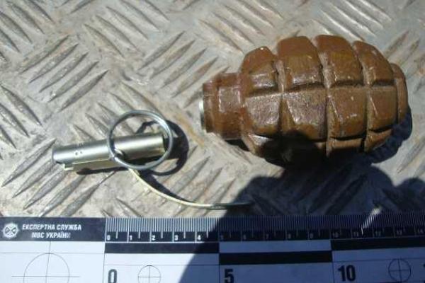 Опасная находка: киевлянин в мусорном баке обнаружил боевую гранату