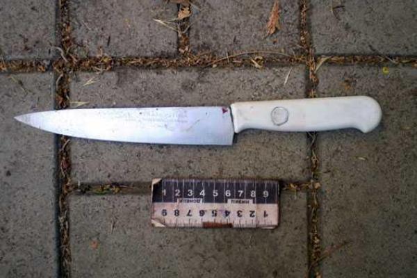 В Мариуполе "по горячим следам" задержали мужчину, порезавшего своих собутыльников В Мариуполе "по горячим следам" задержали мужчину, порезавшего своих собутыльников