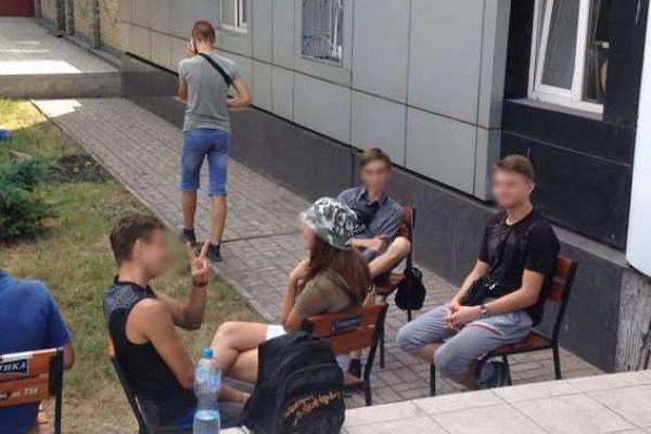 Кто и для чего организовал молодежный пикет возле прокуратуры в прифронтовом Мариуполе