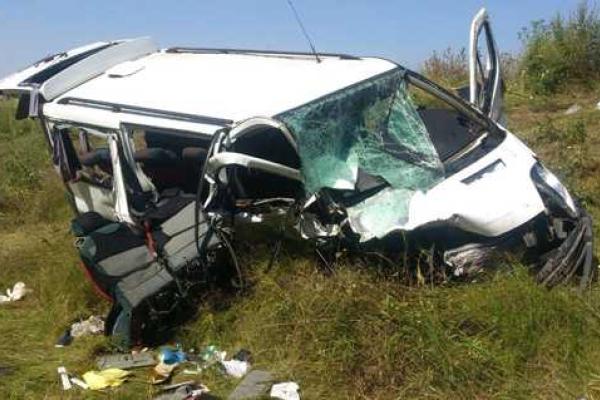 Фатальная поездка в Крым: в жутком ДТП на Херсонщине погибло 4 человека, еще 6 пострадали Фатальная поездка в Крым: в жутком ДТП на Херсонщине погибло 4 человека, еще 6 пострадали