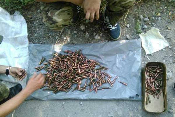 В прифронтовой зоне на Донетчине силовики обнаружили тайник с оружием В прифронтовой зоне на Донетчине силовики обнаружили тайник с оружием