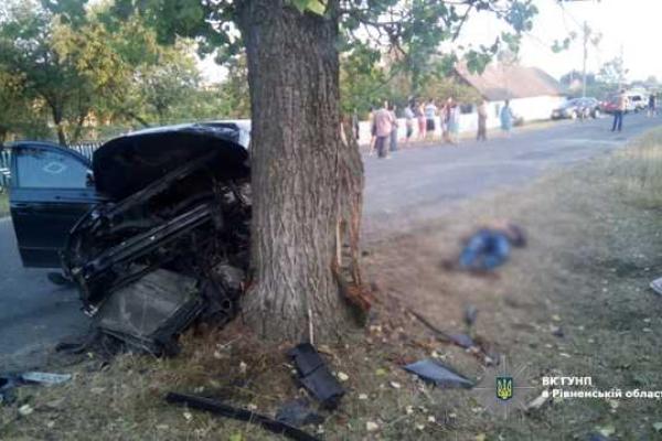 На Ровенщине компания молодых людей на "Volkswagen Passat" попала в жуткое ДТП