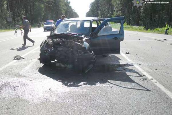 На Ровенщине водитель "Нивы" не уступил дорогу автомобилю "Mercedes": пострадали 8 человек 