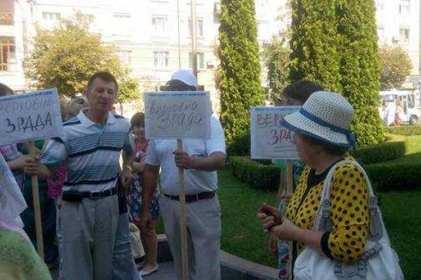 Кропивницкий бурлит: в городе митингуют сторонники и противники декоммунизации