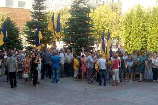 Кропивницкий бурлит: в городе митингуют сторонники и противники декоммунизации