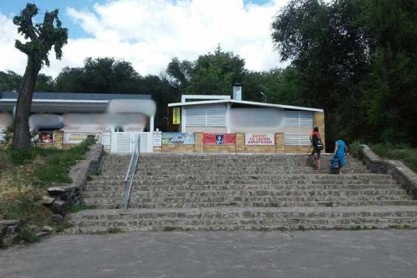 В Мариуполе ночью тяжело ранен патрульный полицейский В Мариуполе ночью тяжело ранен патрульный полицейский