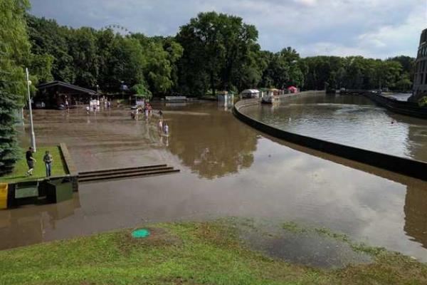 В столице Беларуси разразилась сумасшедшая гроза: мощный ливень и шквальный ветер