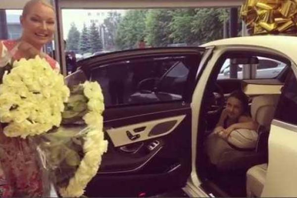 Поклонник подарил Анастасии Волочковой роскошный "Mercedes-Maybach"