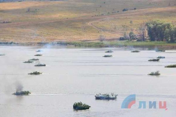 В "ЛНР" провели масштабные учения: боевики тренировались форсировать водные преграды В "ЛНР" провели масштабные учения: боевики тренировались форсировать водные преграды