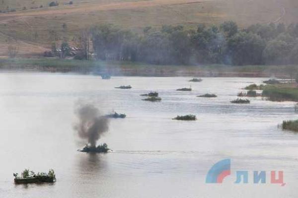 В "ЛНР" провели масштабные учения: боевики тренировались форсировать водные преграды В "ЛНР" провели масштабные учения: боевики тренировались форсировать водные преграды