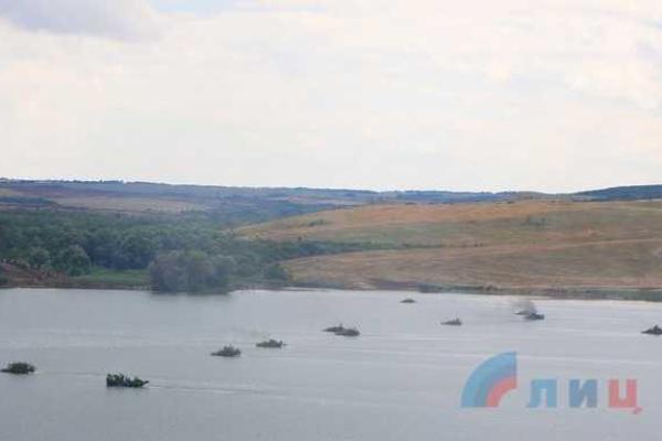 В "ЛНР" провели масштабные учения: боевики тренировались форсировать водные преграды В "ЛНР" провели масштабные учения: боевики тренировались форсировать водные преграды