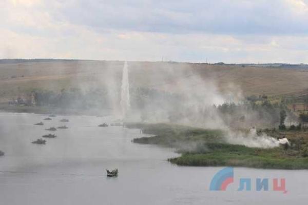В "ЛНР" провели масштабные учения: боевики тренировались форсировать водные преграды В "ЛНР" провели масштабные учения: боевики тренировались форсировать водные преграды