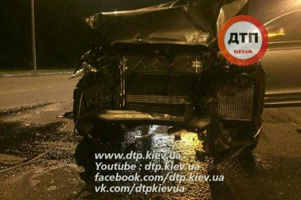 В Киеве в брошенный посреди дороги "Volkswagen Golf" влетел автомобиль "Audi" В Киеве в брошенный посреди дороги "Volkswagen Golf" влетел автомобиль "Audi"