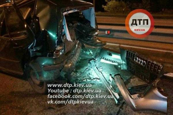 В Киеве в брошенный посреди дороги "Volkswagen Golf" влетел автомобиль "Audi" В Киеве в брошенный посреди дороги "Volkswagen Golf" влетел автомобиль "Audi"
