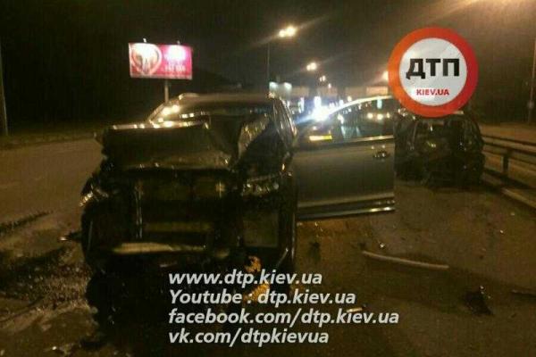 В Киеве в брошенный посреди дороги "Volkswagen Golf" влетел автомобиль "Audi" В Киеве в брошенный посреди дороги "Volkswagen Golf" влетел автомобиль "Audi"