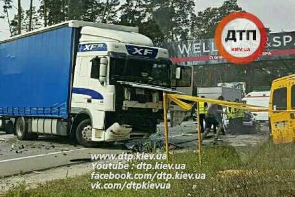 В Киеве водитель "Audi А6", совершая обгон, влетел в фуру: авто разорвало на части, водитель погиб. 18+ В Киеве водитель "Audi А6", совершая обгон, влетел в фуру: авто разорвало на части, водитель погиб. 18+