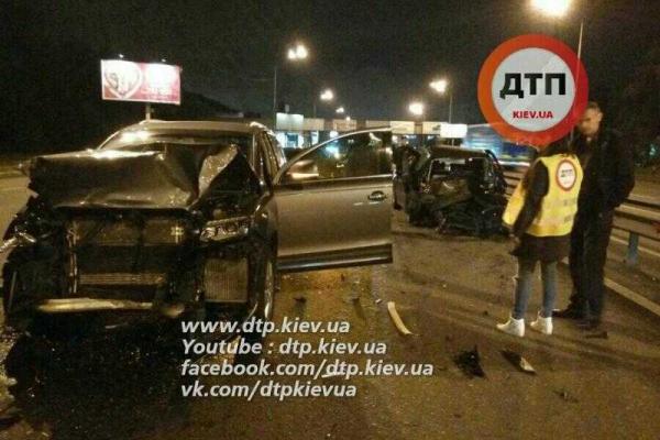 В Киеве в брошенный посреди дороги "Volkswagen Golf" влетел автомобиль "Audi" В Киеве в брошенный посреди дороги "Volkswagen Golf" влетел автомобиль "Audi"