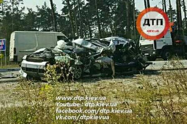 В Киеве водитель "Audi А6", совершая обгон, влетел в фуру: авто разорвало на части, водитель погиб. 18+ В Киеве водитель "Audi А6", совершая обгон, влетел в фуру: авто разорвало на части, водитель погиб. 18+