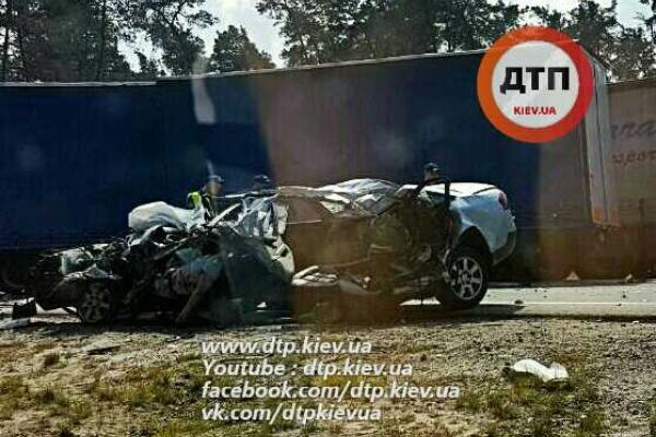 В Киеве водитель "Audi А6", совершая обгон, влетел в фуру: авто разорвало на части, водитель погиб. 18+ В Киеве водитель "Audi А6", совершая обгон, влетел в фуру: авто разорвало на части, водитель погиб. 18+