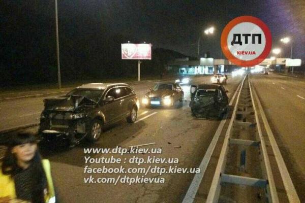 В Киеве в брошенный посреди дороги "Volkswagen Golf" влетел автомобиль "Audi" В Киеве в брошенный посреди дороги "Volkswagen Golf" влетел автомобиль "Audi"