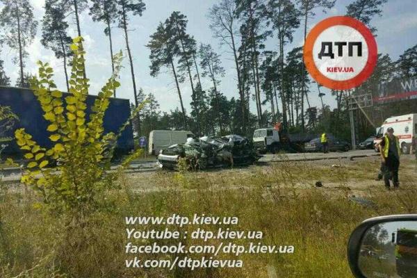 В Киеве водитель "Audi А6", совершая обгон, влетел в фуру: авто разорвало на части, водитель погиб. 18+ В Киеве водитель "Audi А6", совершая обгон, влетел в фуру: авто разорвало на части, водитель погиб. 18+