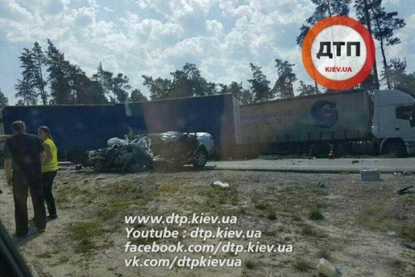 В Киеве водитель "Audi А6", совершая обгон, влетел в фуру: авто разорвало на части, водитель погиб. 18+ В Киеве водитель "Audi А6", совершая обгон, влетел в фуру: авто разорвало на части, водитель погиб. 18+