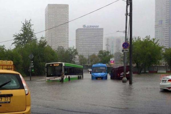 Соцсети высмеяли фото затопленной после ливня Москвы: Операция НАТО прошла успешно!