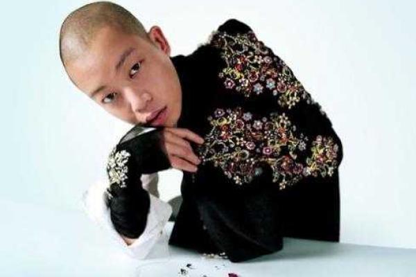 Ювелирный дом "Swarovski" представил необычную рекламную кампанию