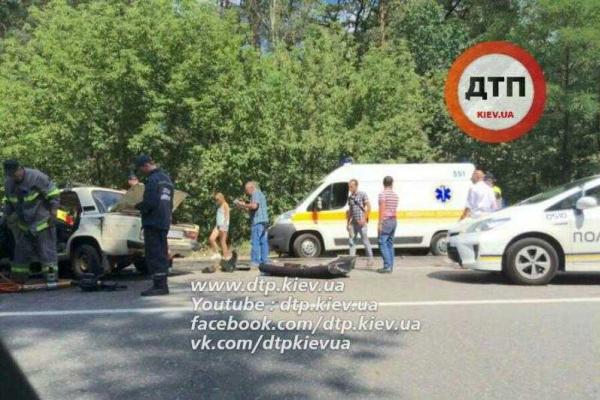 В Киеве легковушка, выехав на "встречку", задела "Daewoo" и влетела в маршрутку