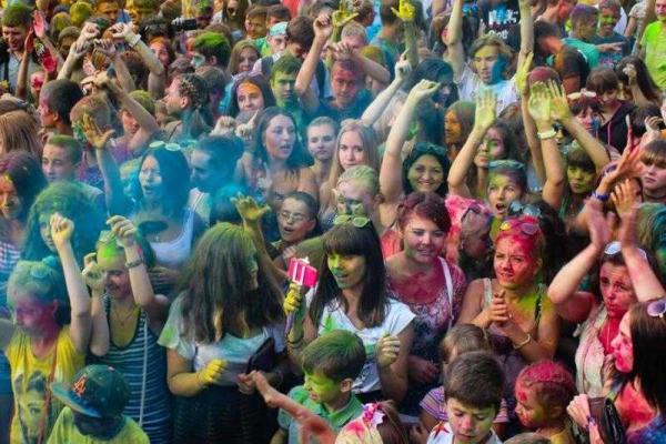 В Горловке состоялся веселый молодежный "Фестиваль красок"