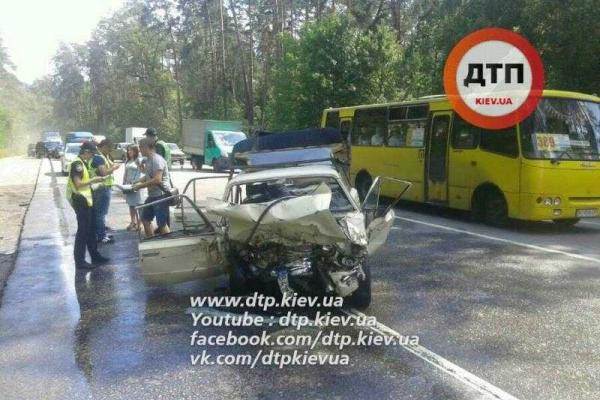 В Киеве легковушка, выехав на "встречку", задела "Daewoo" и влетела в маршрутку