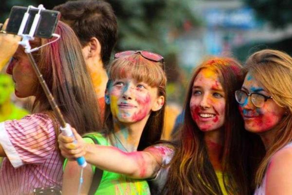 В Горловке состоялся веселый молодежный "Фестиваль красок"
