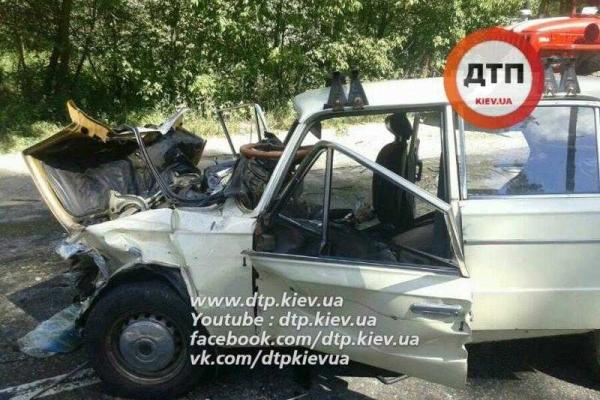 В Киеве легковушка, выехав на "встречку", задела "Daewoo" и влетела в маршрутку