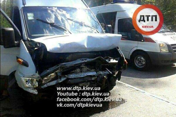 В Киеве легковушка, выехав на "встречку", задела "Daewoo" и влетела в маршрутку