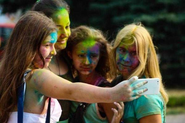 В Горловке состоялся веселый молодежный "Фестиваль красок"