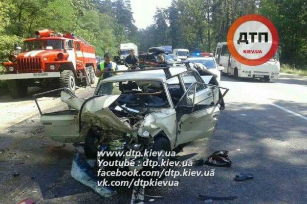 В Киеве легковушка, выехав на "встречку", задела "Daewoo" и влетела в маршрутку