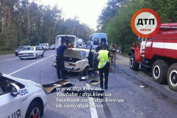 В Киеве легковушка, выехав на "встречку", задела "Daewoo" и влетела в маршрутку