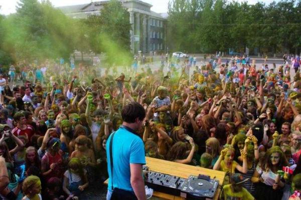 В Горловке состоялся веселый молодежный "Фестиваль красок"