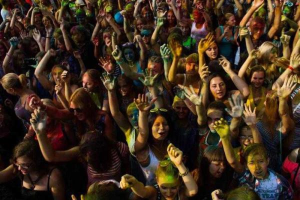 В Горловке состоялся веселый молодежный "Фестиваль красок"