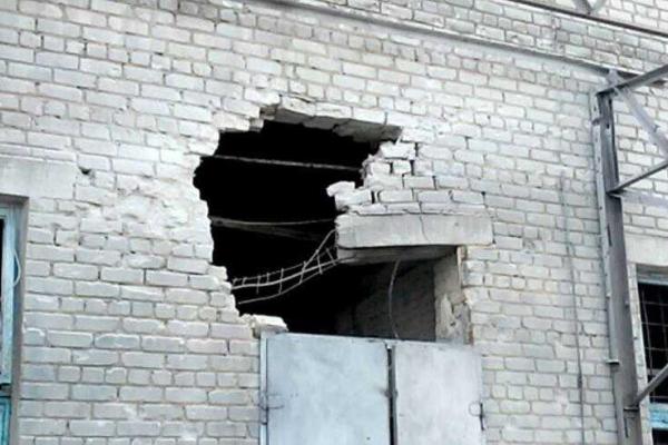 Последствия обстрела боевиками Марьинки: город долбила артиллерия Последствия обстрела боевиками Марьинки: город долбила артиллерия