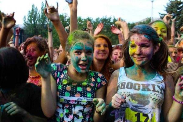 В Горловке состоялся веселый молодежный "Фестиваль красок"