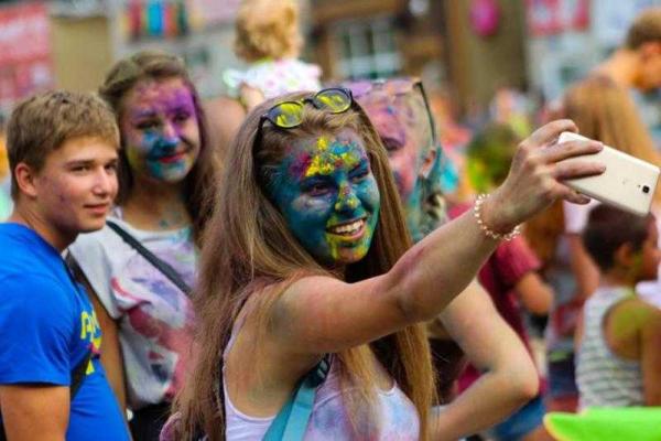 В Горловке состоялся веселый молодежный "Фестиваль красок"