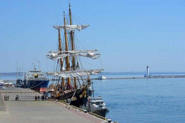 В порту Одессы пришвартовался учебный корабль ВМС Италии В порту Одессы пришвартовался учебный корабль ВМС Италии