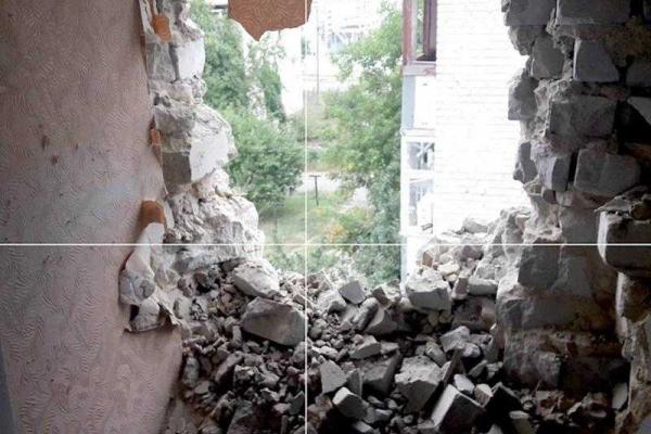 Последствия обстрела боевиками Марьинки: город долбила артиллерия Последствия обстрела боевиками Марьинки: город долбила артиллерия