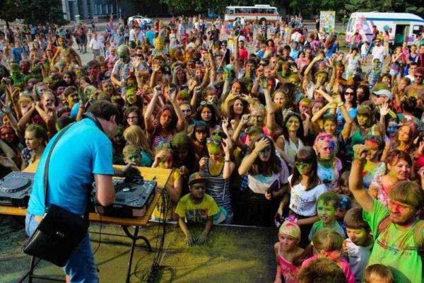 В Горловке состоялся веселый молодежный "Фестиваль красок"